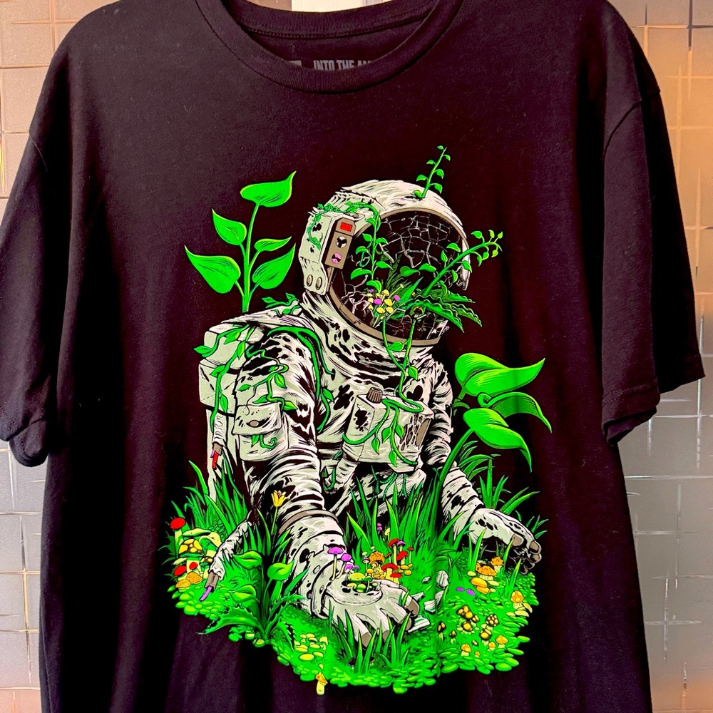 Men’s INTO THE AM Graphic Tshirt